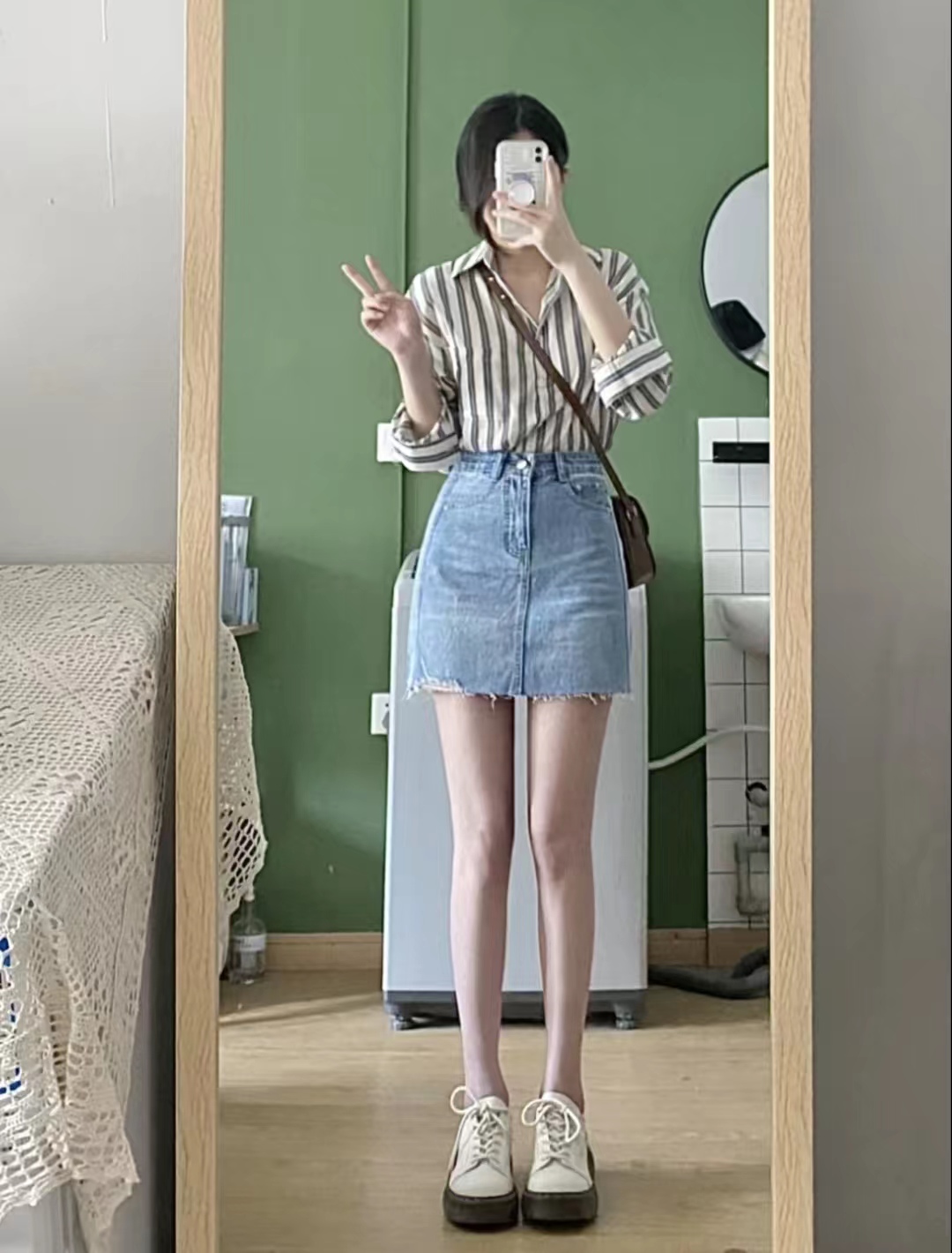 冬季包臀牛仔短裙搭配什么上衣,牛仔短裙配什么上衣比较好看女