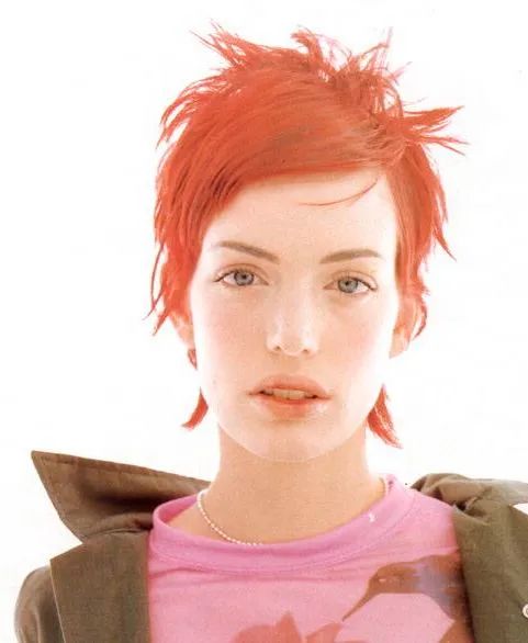 她凭一头叛逆红发惊艳时尚圈！鼻环戴Chanel耳环，却在巅峰退圈…