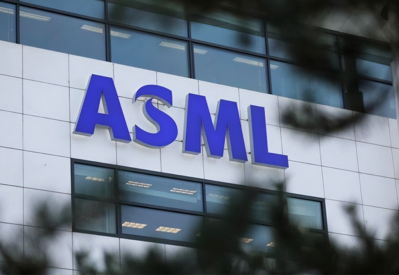 日本光刻机4500万，荷兰要价1亿美元还卖疯，为啥不能买日本的？