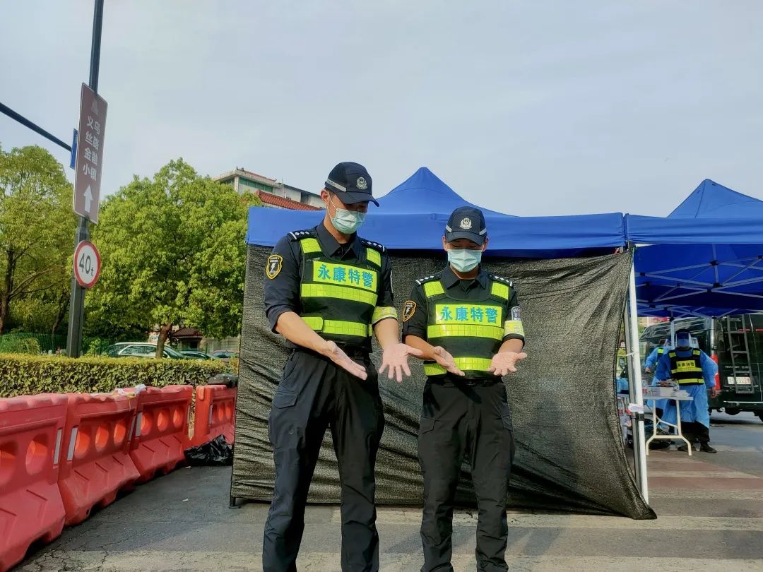 疫情当前警察不退坚守战疫一线,疫情不退警察不退用行动守护群众