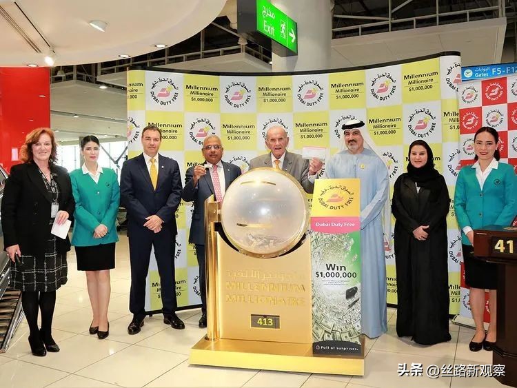 幸运儿在迪拜机场免税店参加抽奖活动喜变百万富翁