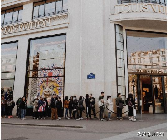 畅游浪漫之都巴黎，为你最亲密的爱人，必须准备的七件最浪漫礼物