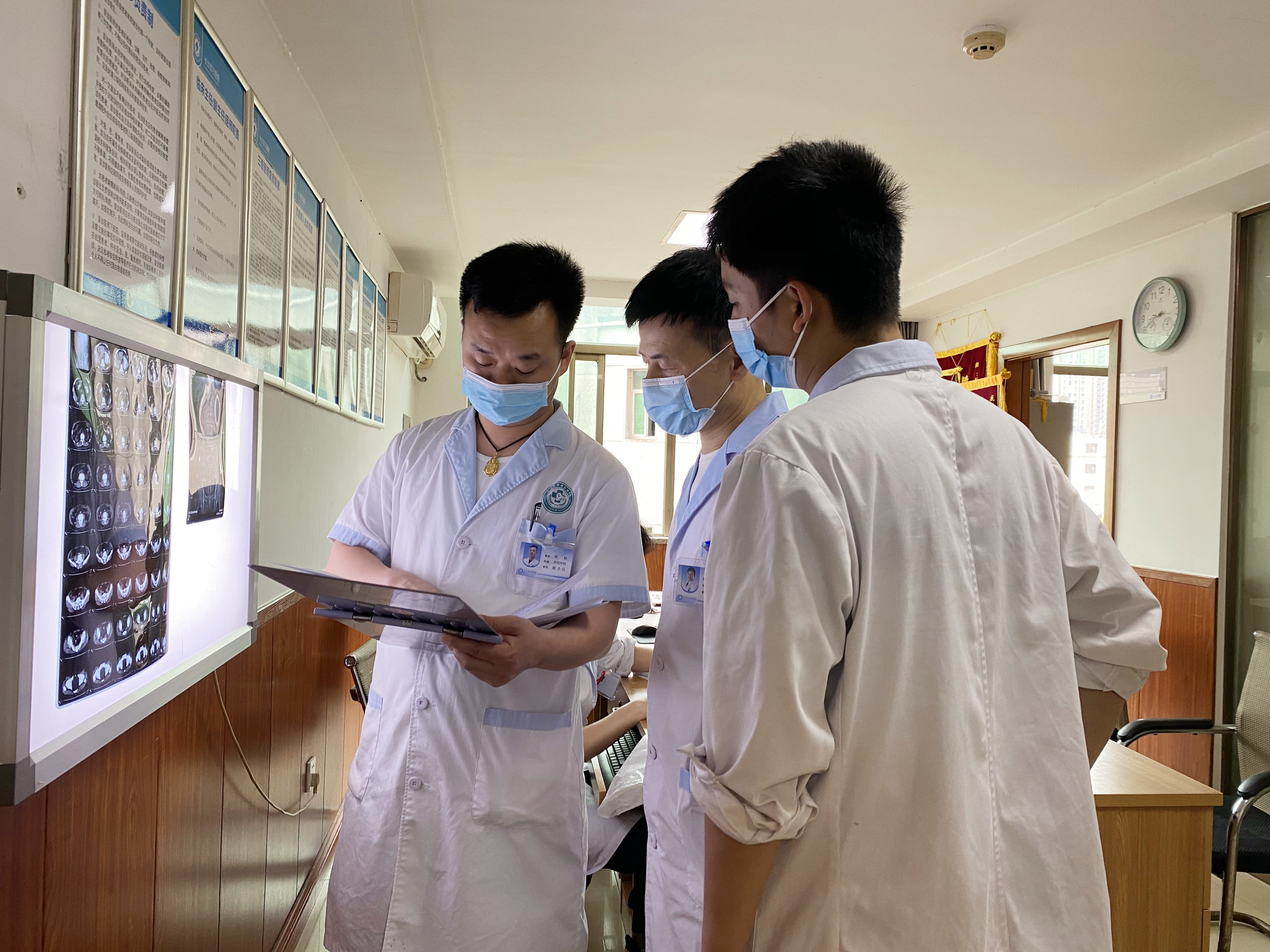 六旬嗲嗲每天一壶茶叶水，未料结石疯长险毁肾