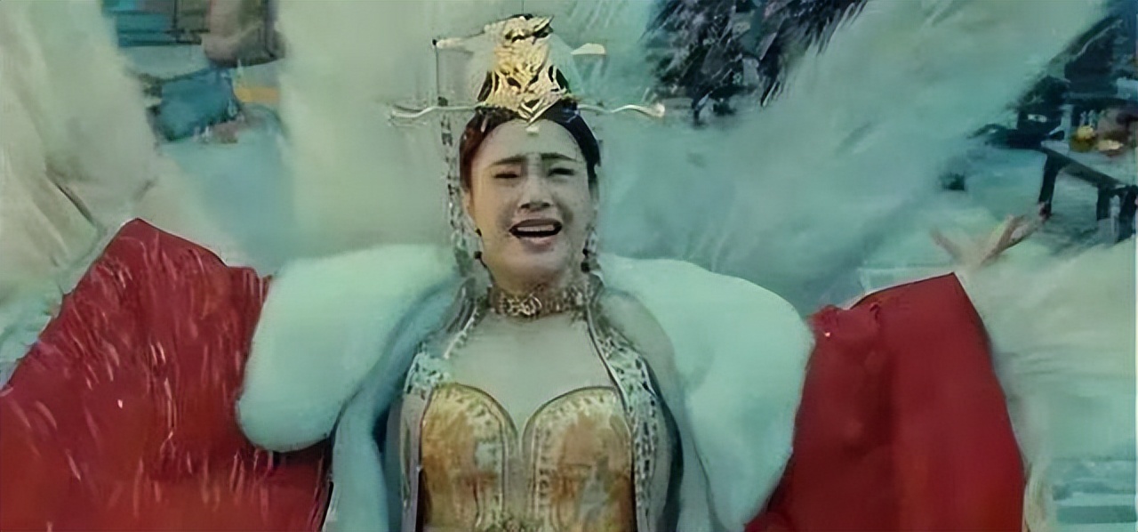 没了美颜滤镜，谁在装嫩一目了然，麒麟臂、水桶腰、满脸皱纹沟壑