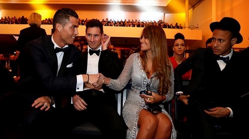 梅西获得金球奖c罗握手梅西,梅西工资卡给老婆