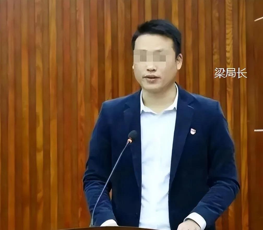 柳州梁局长出轨,被妻子曝光聊天记录,网友:内容比小黄书还露骨