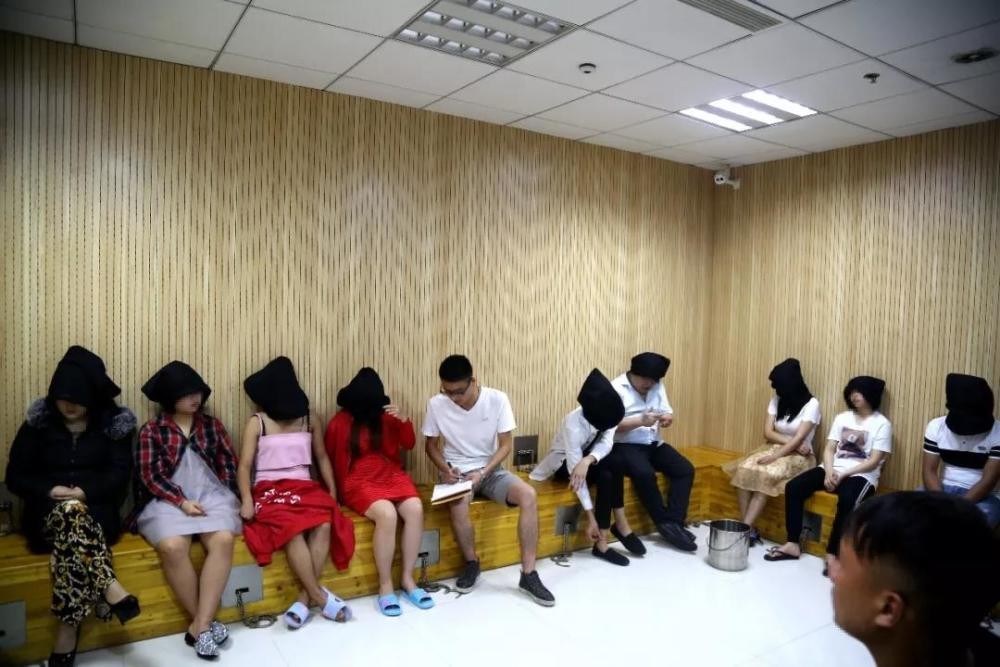 17年27岁女子出租屋内卖淫，一次50到200元，为何民警还给她捐钱