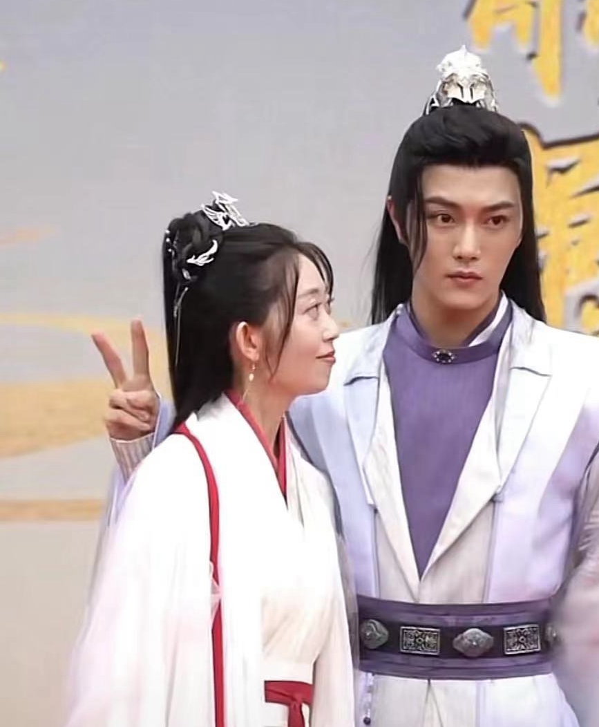 富婆为圆明星梦出资找小鲜肉演情侣？开机时男主一脸“生无可恋”