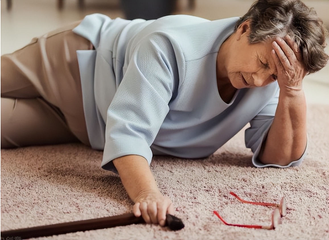 家人突发脑出血咋办?医生教你3个家庭急救办法,关键时候能救命