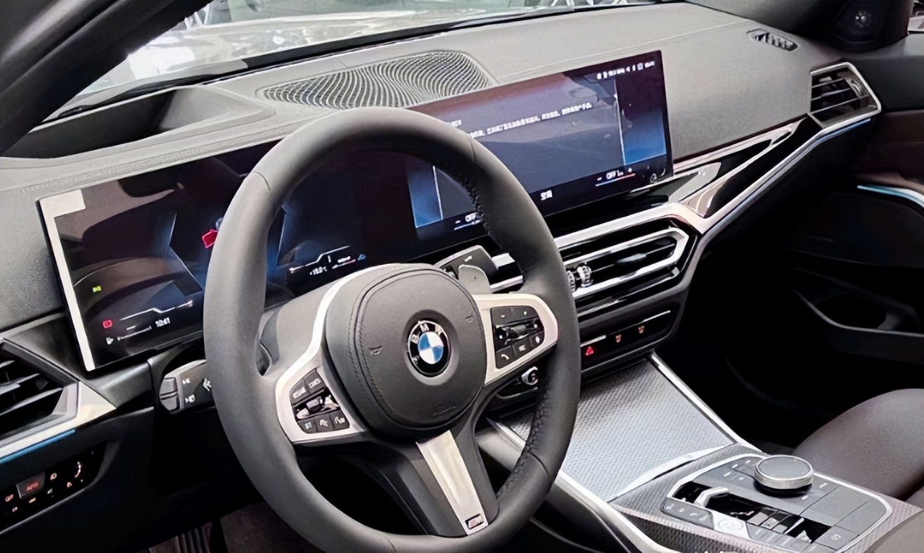 24款宝马新3系耀夜,宝马3系4s店更新