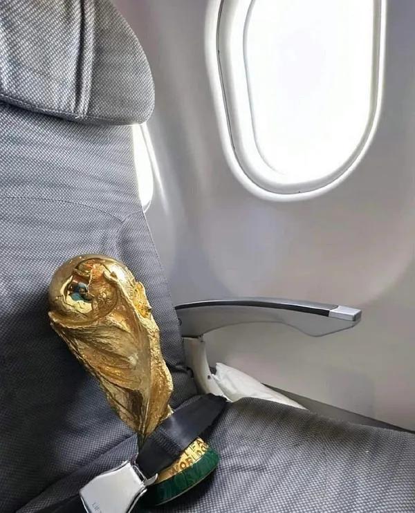 没见过世面belike：梅西抱大力神杯睡觉，喝马黛茶拍照