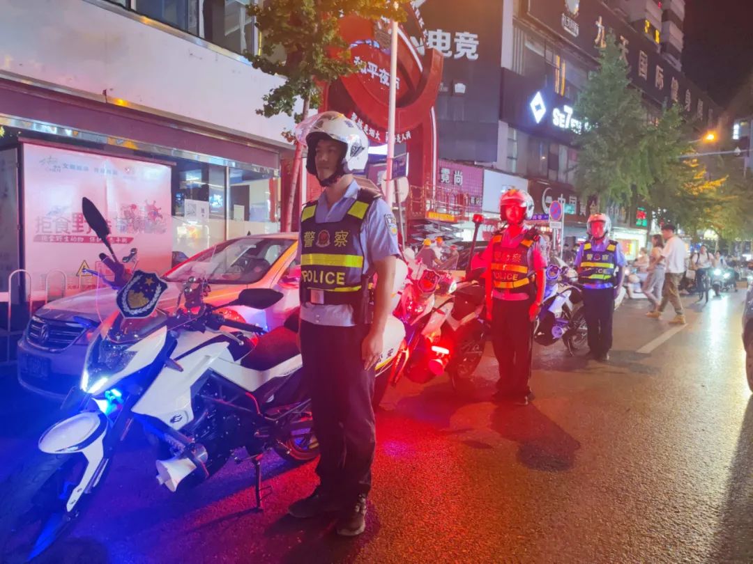 警方开展夏夜治安巡查宣防行动,公安局启动夏夜治安巡查宣传活动