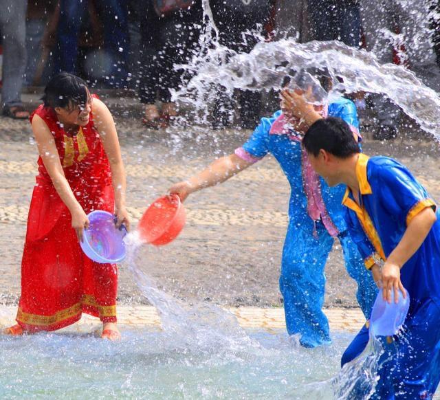 2010西双版纳傣族万人泼水节,西双版纳万人泼水节狂欢