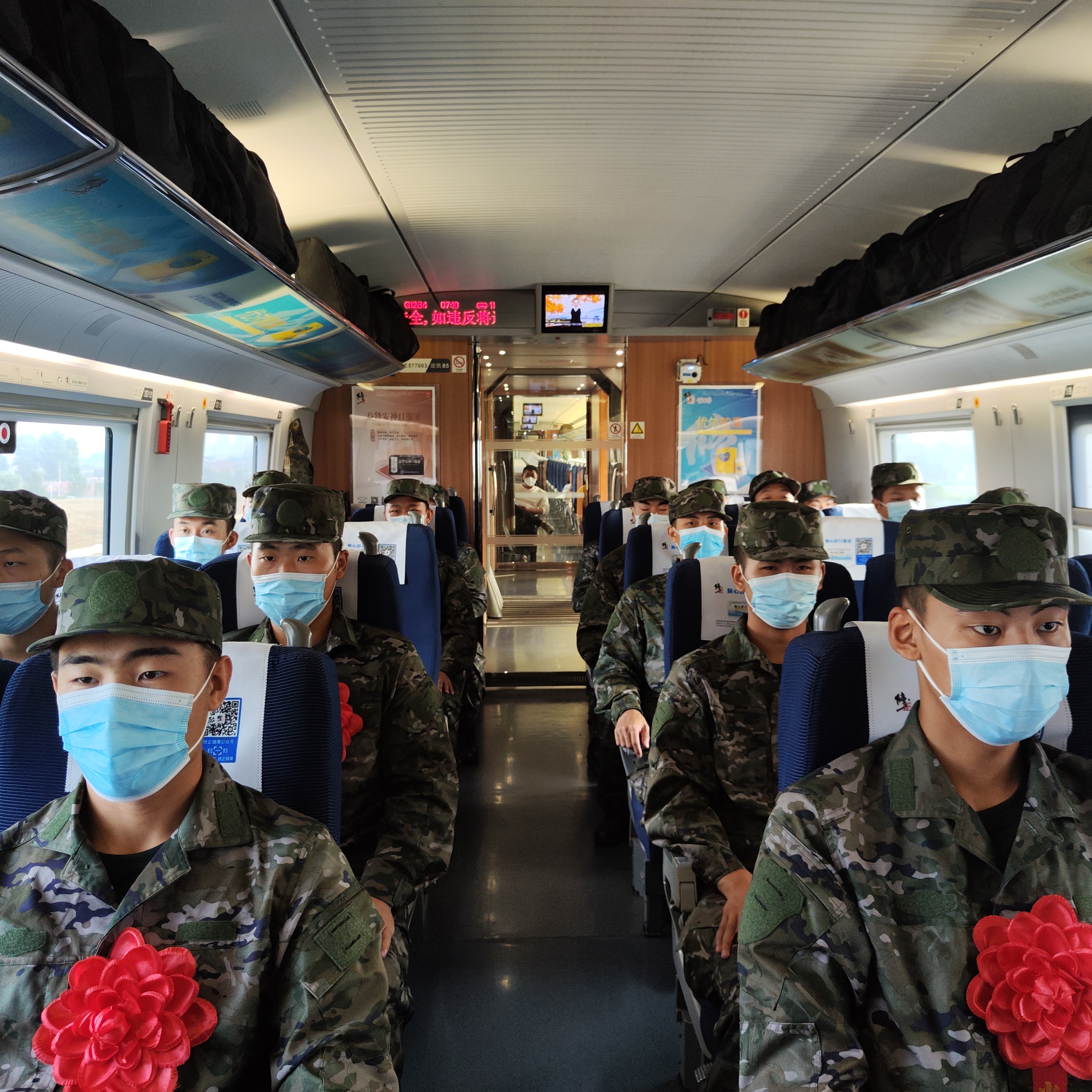 矢志从军报国绽放青*梦春**想辽宁省沈阳市2022年下半年新兵今日光荣启程奔赴军营