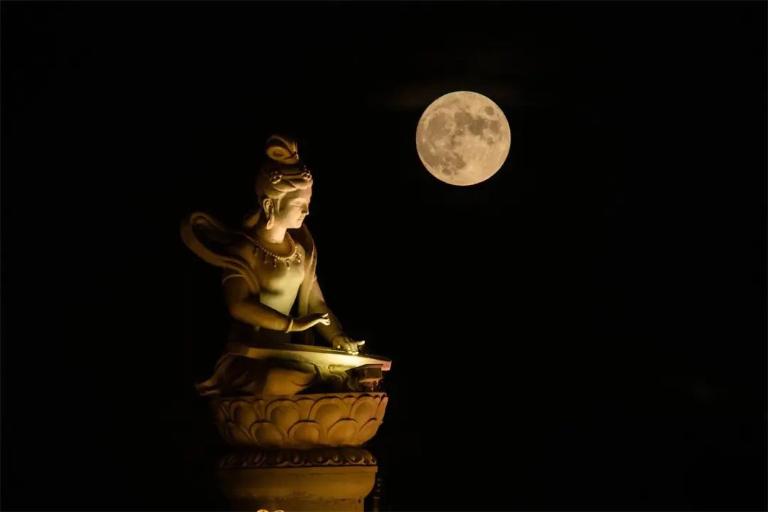 【美景敦煌】敦煌，一轮超级圆月悬挂夜空