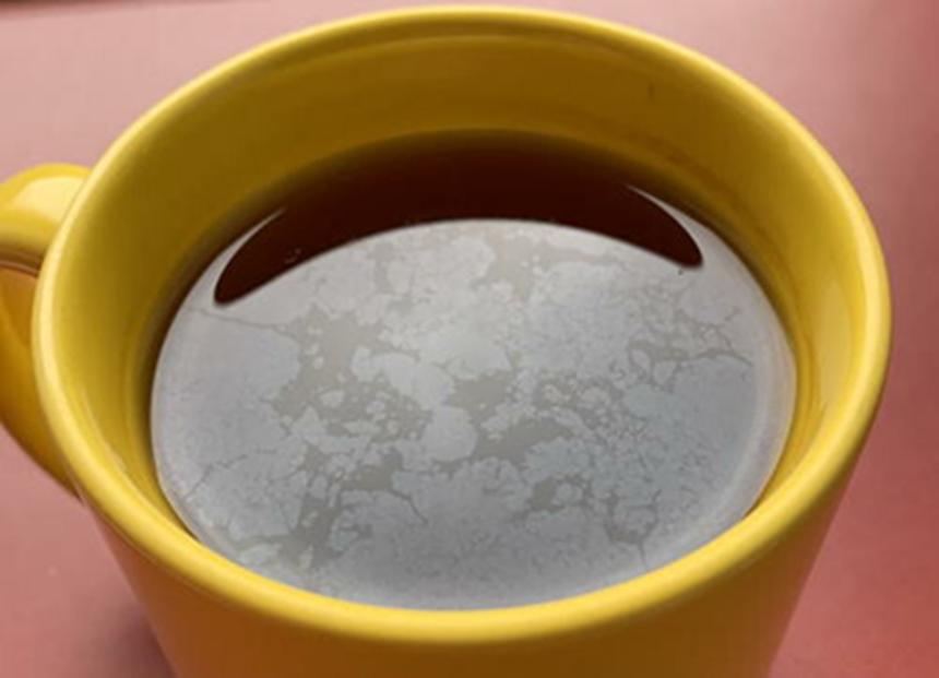 玻璃茶怎么去除茶垢,茶水上面有一层膜