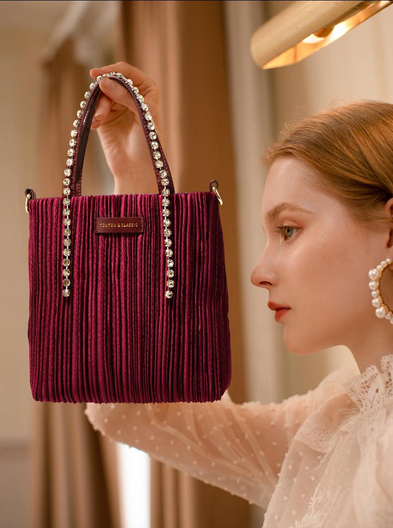 40到50岁女人适合背什么包包,40岁女性背什么牌子的包包