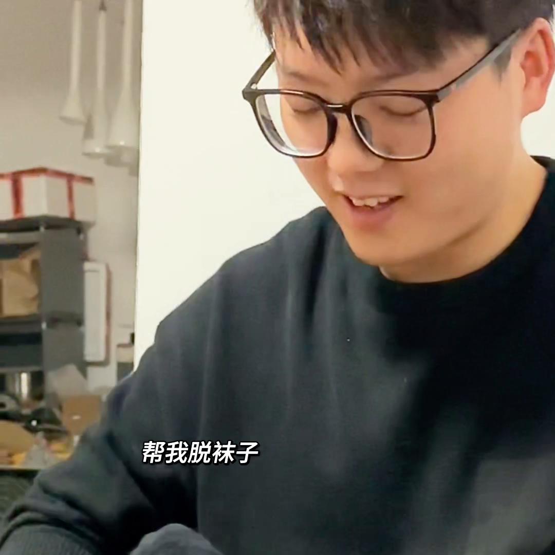 爱是由很多幸福的瞬间拼凑起来的,爱是由很多个瞬间拼凑起来的情感