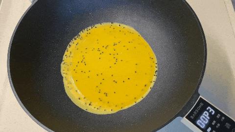 买了个铁锅越用越黑怎么回事啊,买了一个电锅