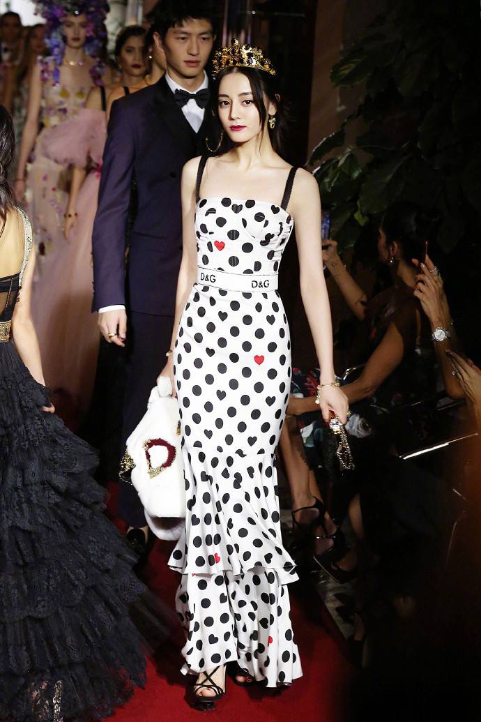 “酥胸半露”却偏要捂着,故作矜持,有一种尴尬叫迪丽热巴玩性感