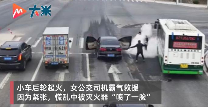 官方通报“生育八孩女子被拴铁链”：已救治【三分钟法治新闻全知道】