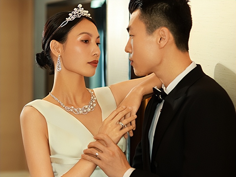 戒指男女18k玫瑰金经典同款,结婚戒指戴哪个手指男女有区别吗