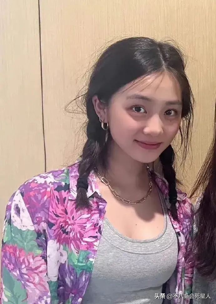 17岁黄多多近照曝光,17岁黄多多衣着