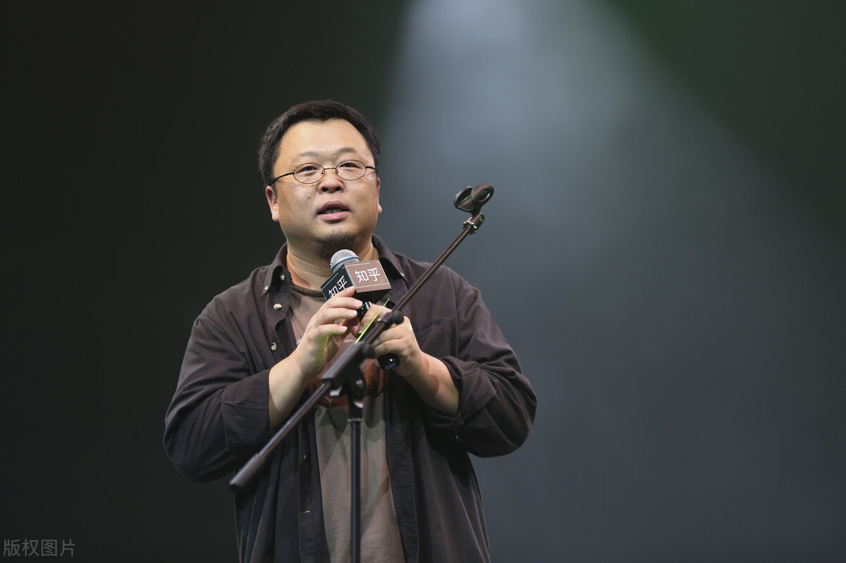 星巴克转圈,星巴克翻车原视频