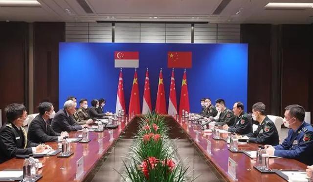 6月3日消息：美军机抵近山东舰，歼16没给歼15机会，与美机拼*刀刺**