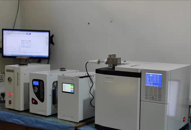 聚合物的色谱分离：有限数量的分子特性