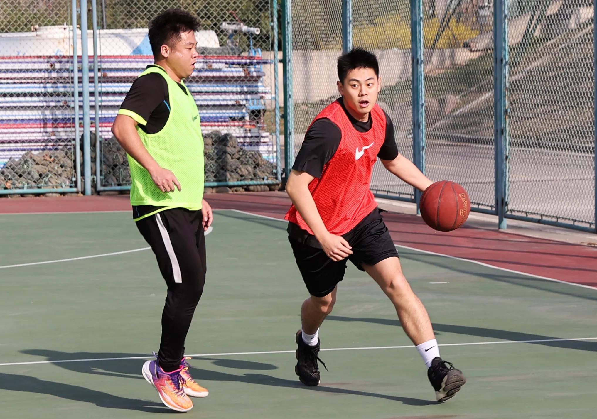 “团结拼搏、奋勇争先”俱乐部举办首届职工篮球比赛