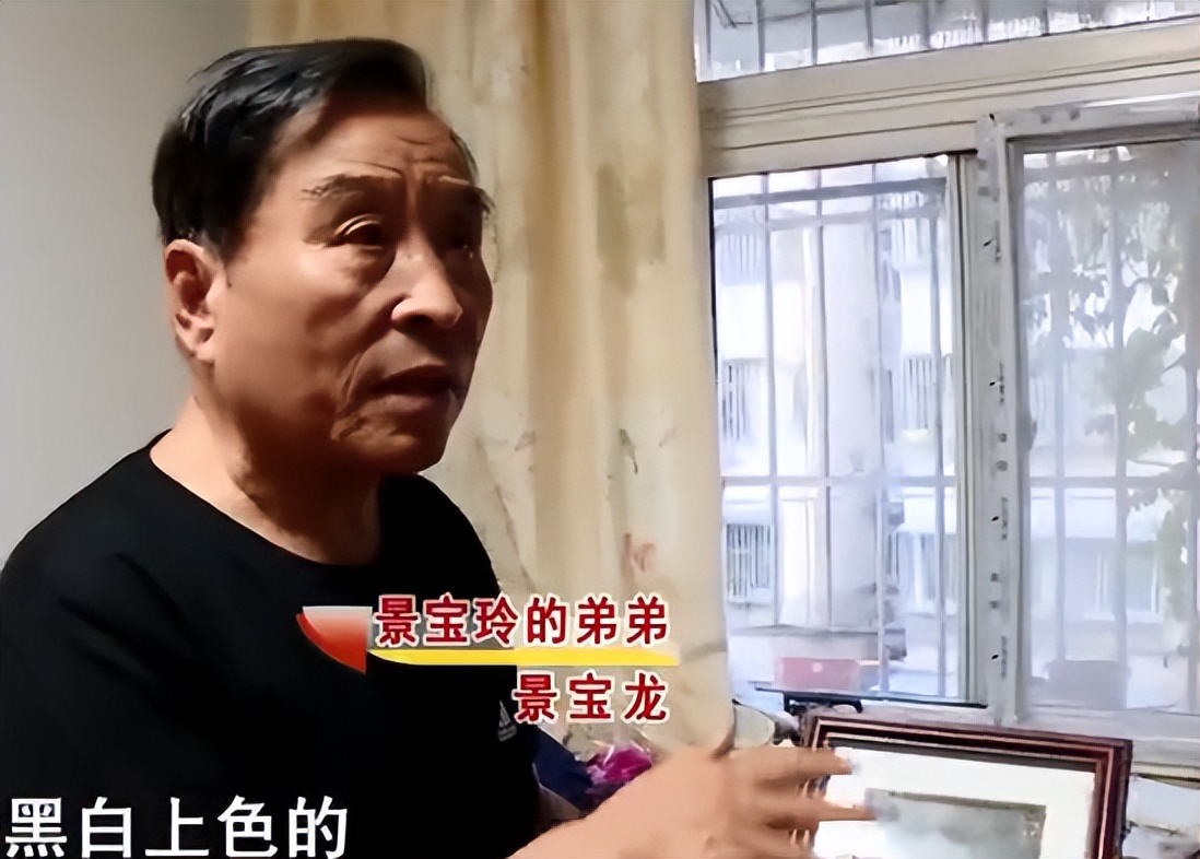 她23岁为国牺牲，初恋为其守墓一生未婚，弟弟苦寻64年在墓地痛哭