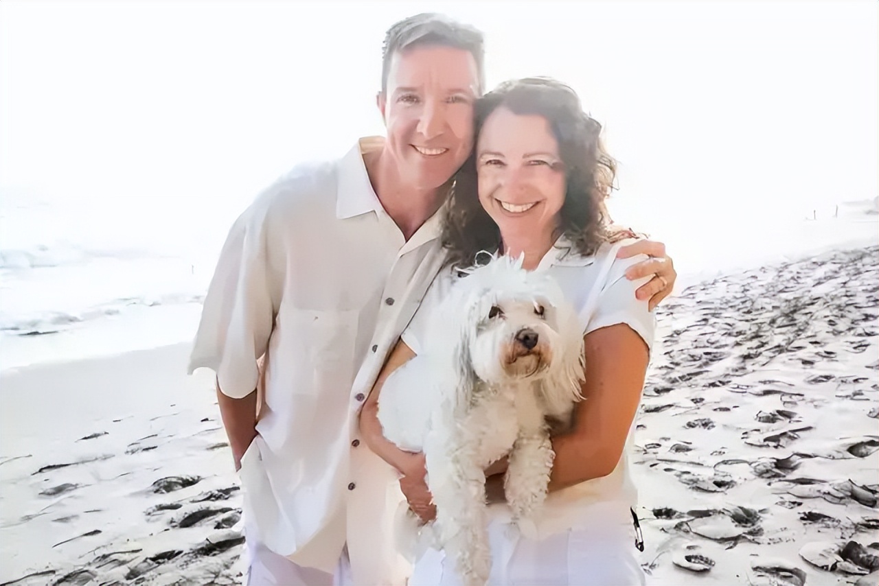 把随手丢弃的购物小票变成孩子们最珍贵的礼物，小镇因他而感动