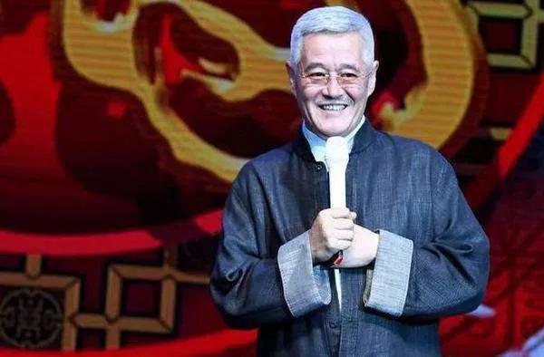 赵本山曾经一天一瓶茅台，耗费数亿买私人飞机，现在的他后悔吗？