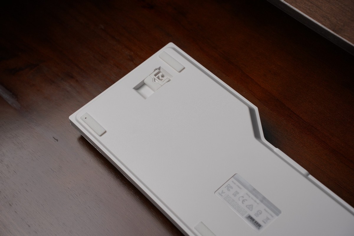 雷柏v700rgb机械键盘用什么轴,雷柏v700rgb合金版是热插拔吗