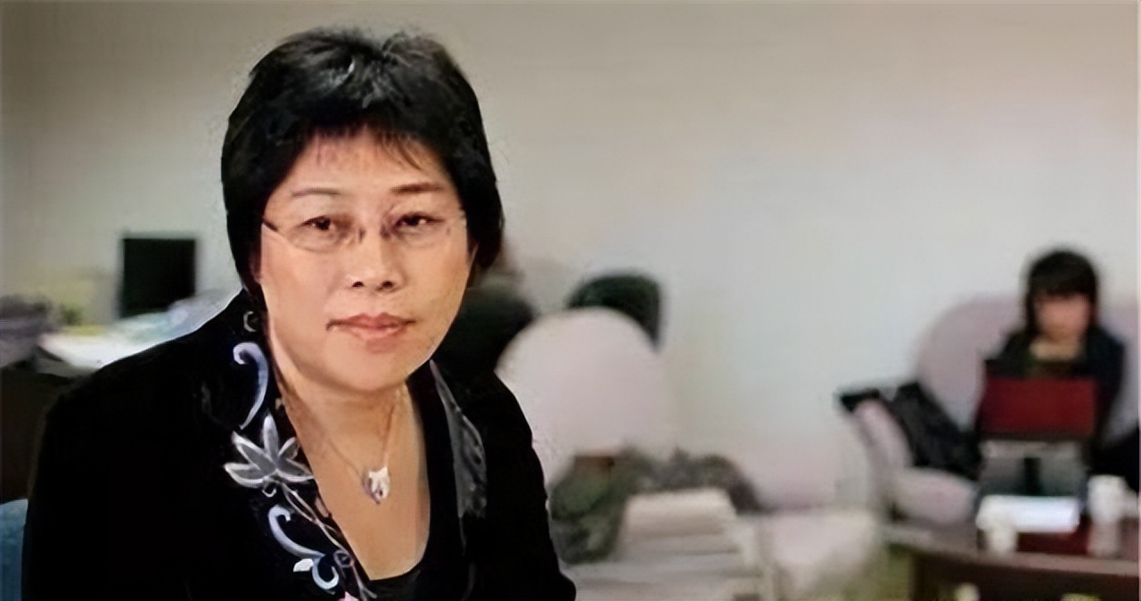 一部手机卖99元，坚持20年不倒闭的荣秀丽，是如何生存至今的