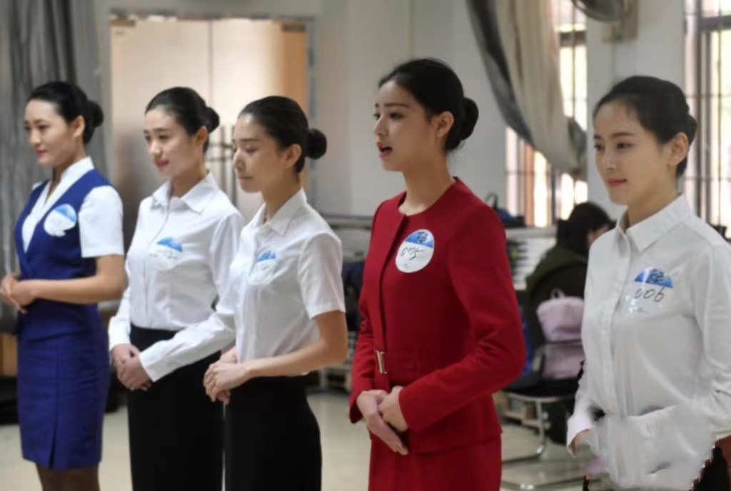 青岛航空空姐面试全过程,空乘面试排队青岛