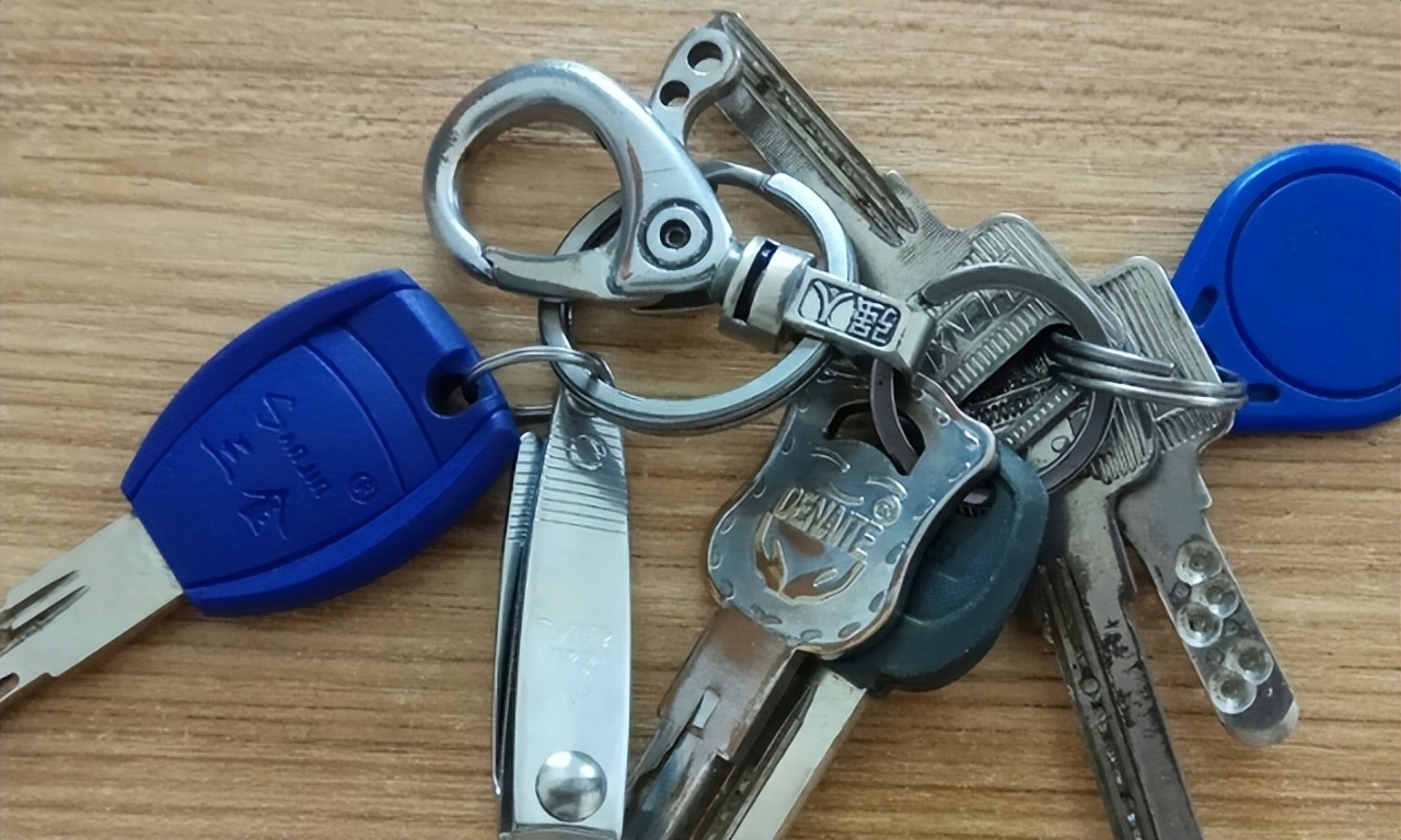 不小心反锁门忘记带钥匙怎么办,不小心忘带钥匙出门怎么办