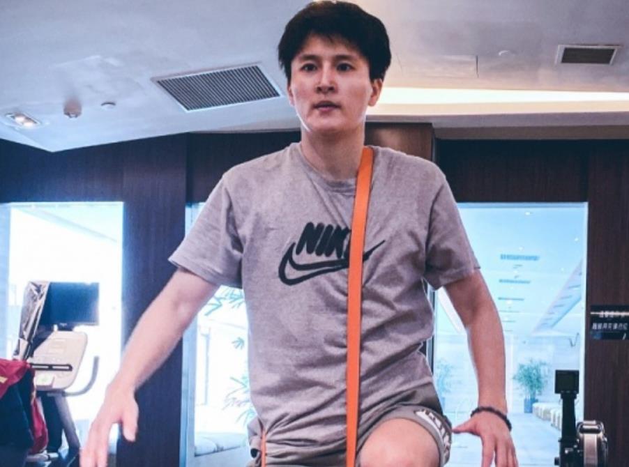 女足队员秀腹肌视频,女足队长秀六块腹肌