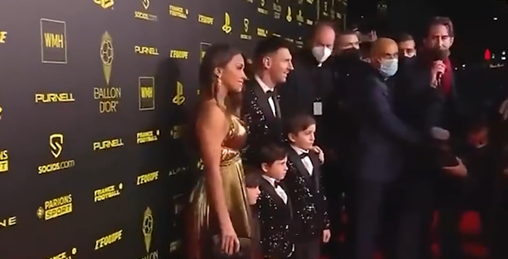 世界球王梅西，竟是圈内有名的耙耳朵，一张照片暴露家庭地位