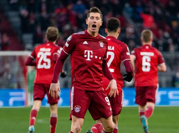 莱万戴帽刷爆多项纪录，却被球迷怒批双标，痛失两金球已不再可惜