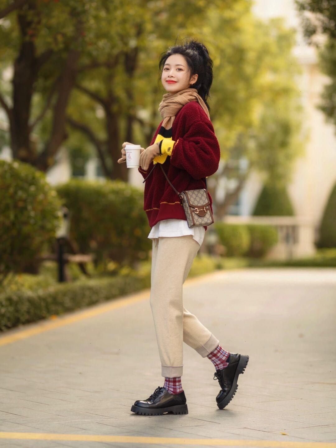 羊羔绒宽松慵懒风高级感卫衣,慵懒风羊羔绒卫衣怎么搭配才好看