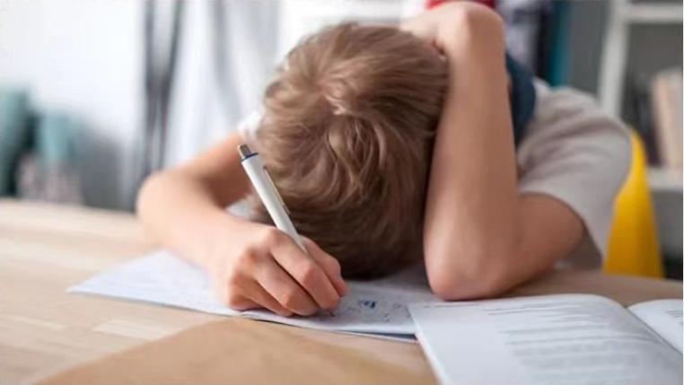 12岁小伟因学习困难导致失眠，一个疗程后成绩明显提高