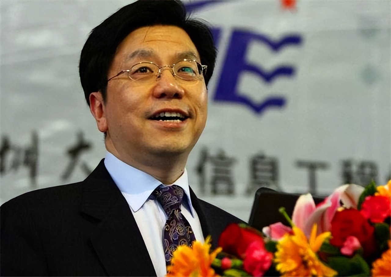 毅然拒绝美国，把864家公司带回祖国，只为告知世界：我是中国人