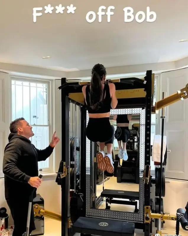 贝嫂狂晒48岁小贝半裸翘臀照，全球网友狂欢：谢嫂子带看男菩萨！