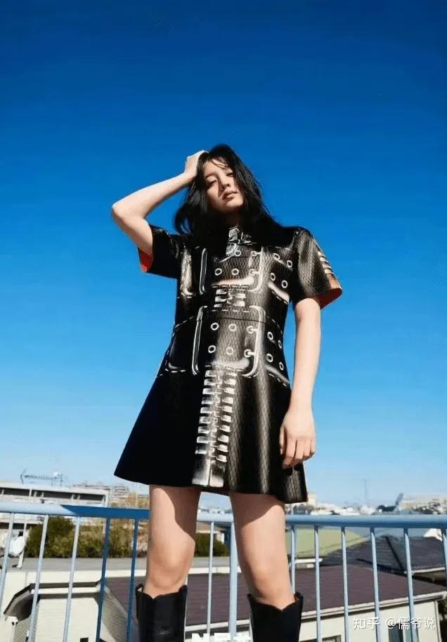 刘亦菲巴黎时装周造型,刘亦菲礼服红配绿时尚芭莎