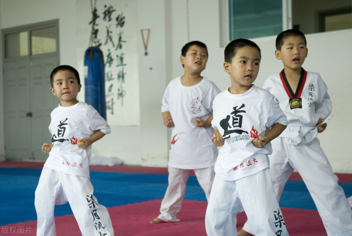 胖墩杀手，美艳娇妻从不惯着他，一根皮带勒着他肚子为他瘦身