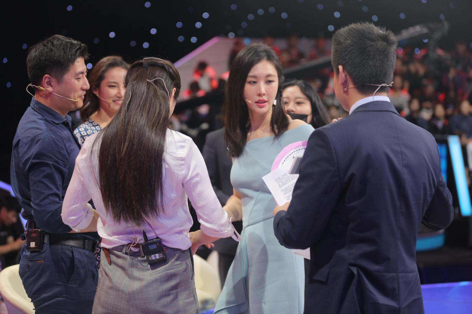 15人拼单3000一夜，名媛群聊天截图曝光，撕开当下社会虚伪遮羞布