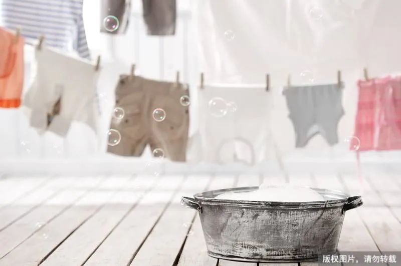 裤内有淡黄分泌物无异味,裤底有褐色分泌物