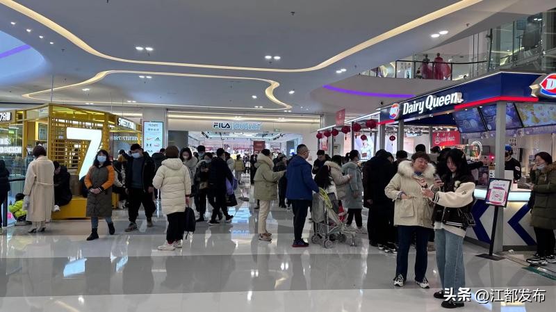 春节期间，探访城区各大商场：吃喝娱乐“火”翻天四大商场人气旺